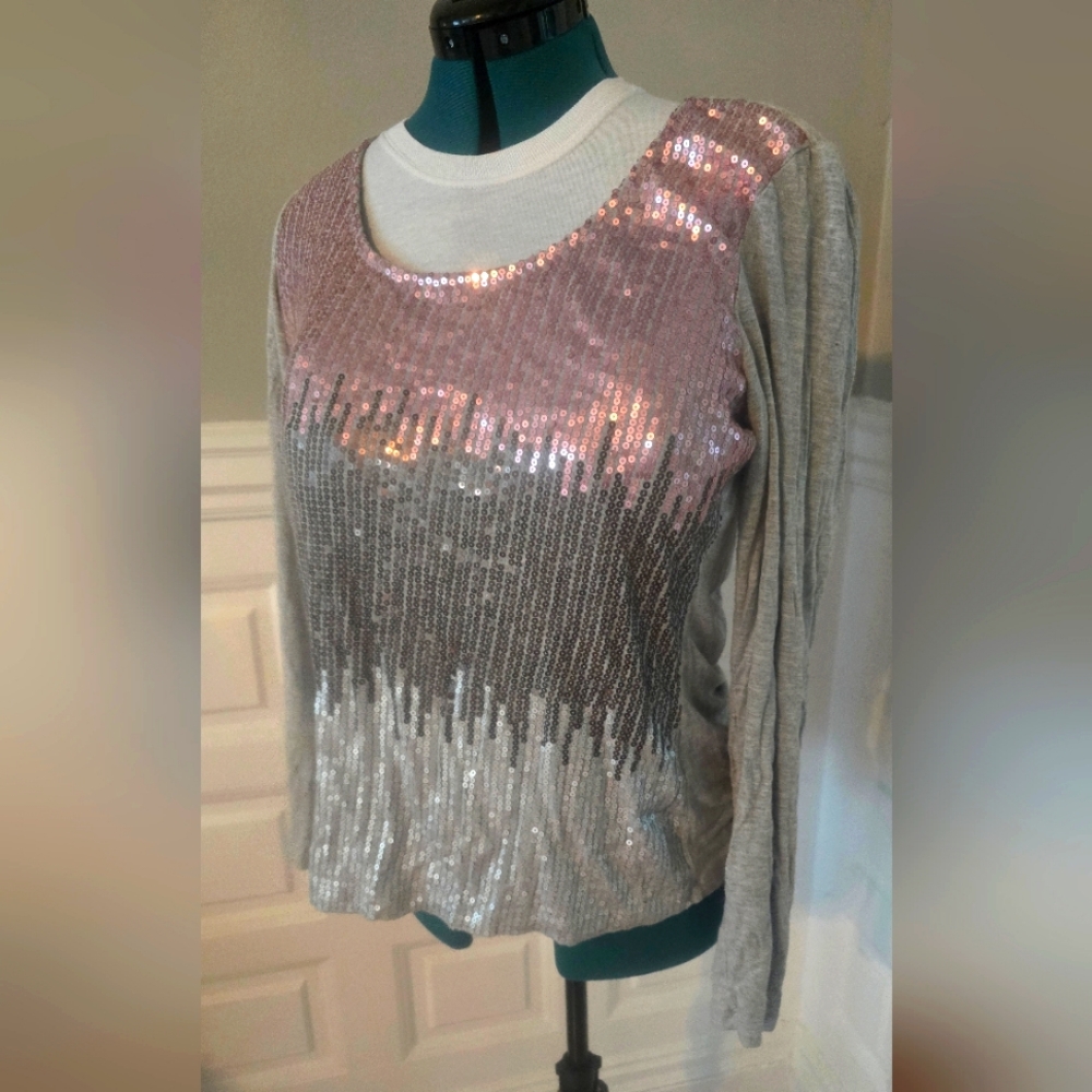 Cache xl long sleeve sequin design top. Stretchy and comfy